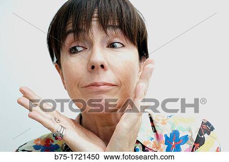 Stock Image - Retrato de mujer de pelo moreno y ojos verdes con expresion relajada, Portrait of brown-haired woman with green eyes and relaxed expression,. Fotosearch