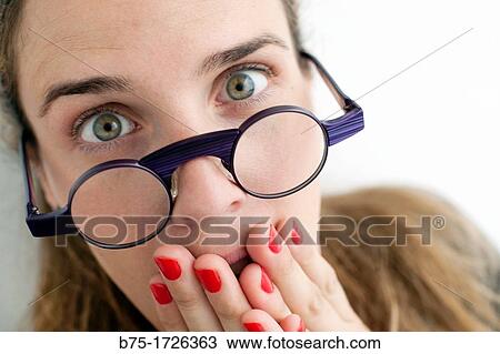 retrato de mujer joven asombrada y confusa, portrait of young woman amazed and confused View Large Photo Image Stock Image - retrato de mujer joven asombrada y confusa, portrait of young woman amazed and confused. Fotosearch