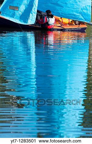 Stock Image - Sailing on the Arrow valley lake country park, Redditch, Worcestershire, West Midlands, England, UK. Fotosearch
