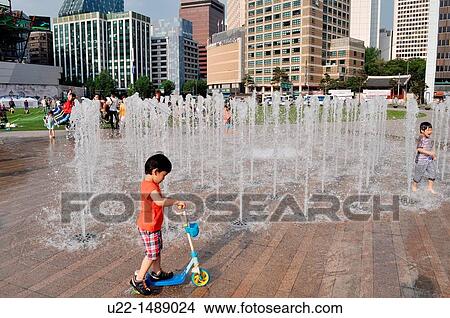 Picture - Seoul (South Korea): children playing by the fountain in Seoul Square. Fotosearch