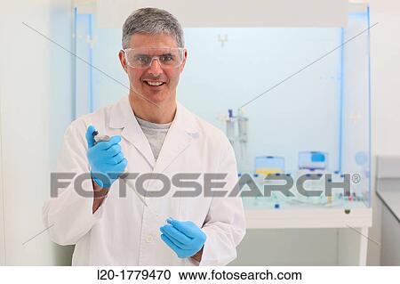 Stock Image - Shinthesis Lab, Research Laboratory, R&D+i, Design and synthesis of new chemical entities with therapeutic applications in oncology, Ikerchem, Donostia, San Sebastian, Gipuzkoa, Basque Country, Spain. Fotosearch