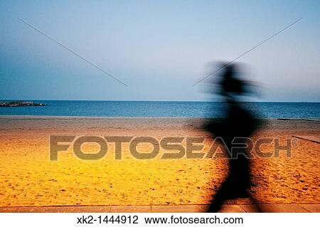 Silueta de persona haciendo deporte cerca de la playa View Large Photo Image Stock Image - Silueta de persona haciendo deporte cerca de la playa. Fotosearch