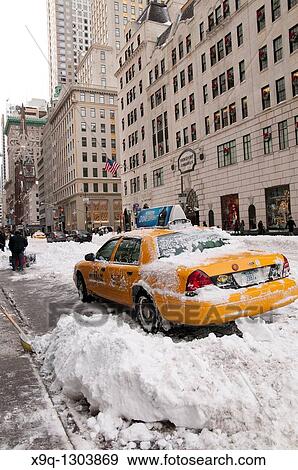 Snow Storm, December 26, 2010, New York City, 5th Avenue, 59th Street vicinity, Manhattan View Large Photo Image Stock Photo - Snow Storm, December 26, 2010, New York City, 5th Avenue, 59th Street vicinity, Manhattan. Fotosearch