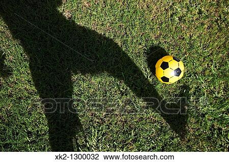 sombra de jugador de futbol controlando un bal? n de plastico amarillo View Large Photo Image Stock Image - sombra de jugador de futbol controlando un bal? n de plastico amarillo. Fotosearch