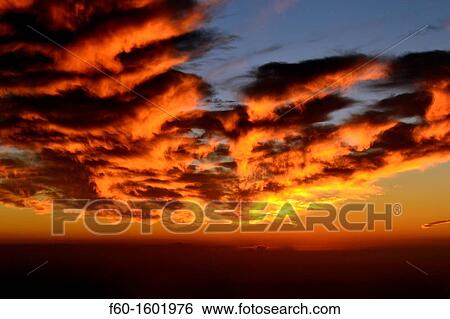 Spectacular sunset over the Pacific Ocean, West of the Hawaiian Islands View Large Photo Image Stock Photograph - Spectacular sunset over the Pacific Ocean, West of the Hawaiian Islands. Fotosearch