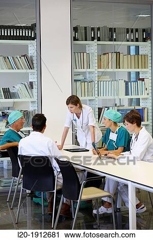 Stock Image - Surgeons, medical meeting, clinical session, Onkologikoa Hospital, Oncology Institute, Case Center for prevention, diagnosis and treatment of cancer, Donostia, San Sebastian, Gipuzkoa, Basque Country, Spain. Fotosearch