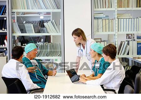 Stock Image - Surgeons, medical meeting, clinical session, Onkologikoa Hospital, Oncology Institute, Case Center for prevention, diagnosis and treatment of cancer, Donostia, San Sebastian, Gipuzkoa, Basque Country, Spain. Fotosearch
