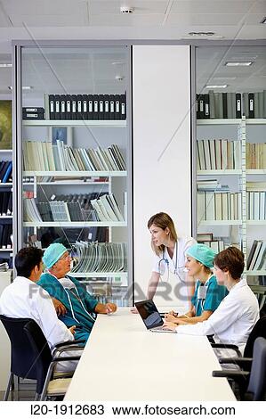 Stock Image - Surgeons, medical meeting, clinical session, Onkologikoa Hospital, Oncology Institute, Case Center for prevention, diagnosis and treatment of cancer, Donostia, San Sebastian, Gipuzkoa, Basque Country, Spain. Fotosearch