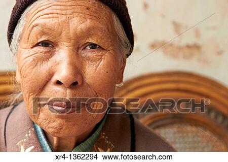 Picture - Taoist Temple Women, Mountain Weibaoshan, Weishan, Dali Bai Autonomous Prefecture, Yunnan, China. Fotosearch