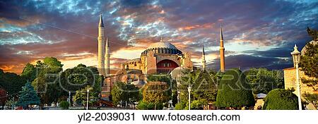 Stock Image - The exterior of the 6th century Byzantine (Eastern Roman) Hagia Sophia ( Ayasofya ) built by Emperor Justinian. The size of the dome was un-surpassed until the 16th century, Istanbul, Turkey.. Fotosearch