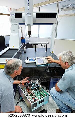 Stock Image - The SAT team calibrating three-dimensional machine. Calibration of CMM. Coordinate Measuring Machine. Innovative Metrology applied. Sariki Metrology. Elgoibar. Gipuzkoa. Basque Country. Spain.. Fotosearch