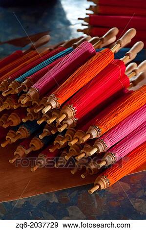 Traditionelle Papier Sonnenschirme In Bosang In Thailand Thailand Stock Foto Zq6 Fotosearch