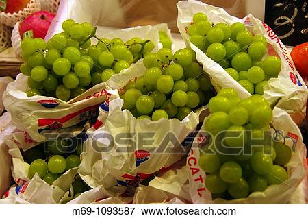 Venta de uva en el Mercado de Sant Josep, La Boqueria, Barcelona View Large Photo Image Stock Photo - Venta de uva en el Mercado de Sant Josep, La Boqueria, Barcelona. Fotosearch