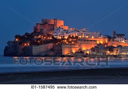 Stock Photography - Vista nocturna de Pe? scola Castell? n.. Fotosearch