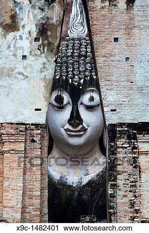 Stock Image - Wat Si Chum, Sukhothai, Thailand. Fotosearch