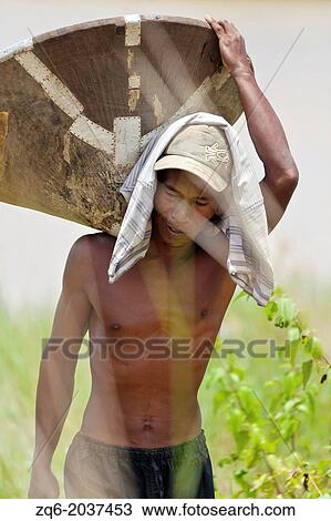 Stock Image - Workers on the Diamond Fields of Cemapaka, Indonesia.. Fotosearch