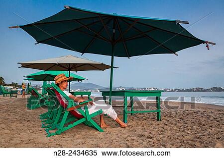 Femme Regarder Coucher Soleil Séance Sur A Chaise Canapé Manzanillo Plage Océan Pacifique Colima Mexique Nord America Banques De