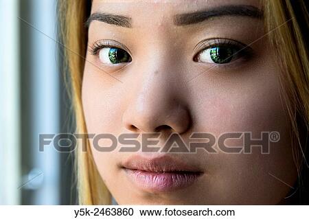 Stock Image - Studio portret en close up van een jong, aantrekkelijk Chinees meije.. Fotosearch
