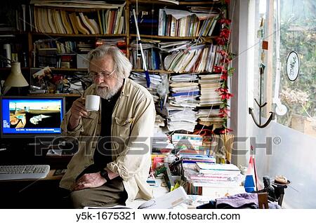 Portret van de 72 jarige Gerard, spiritueel coach, kunstschilder en onderzoeker View Large Photo Image Stock Image - Portret van de 72 jarige Gerard, spiritueel coach, kunstschilder en onderzoeker. Fotosearch