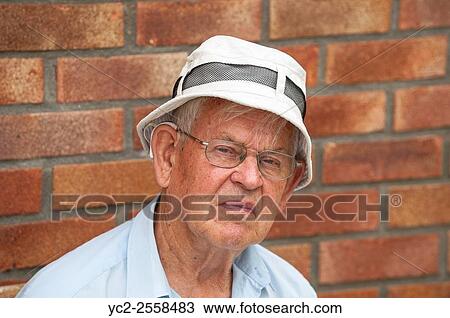 Stock Image - A white British man in his 80Â´s wearing a sun hat in the Uk.. Fotosearch