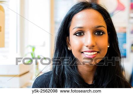 Portret jonge, dnkere vrouw met glimlach in een broodjeswinkel. View Large Photo Image Stock Photo - Portret jonge, dnkere vrouw met glimlach in een broodjeswinkel.. Fotosearch