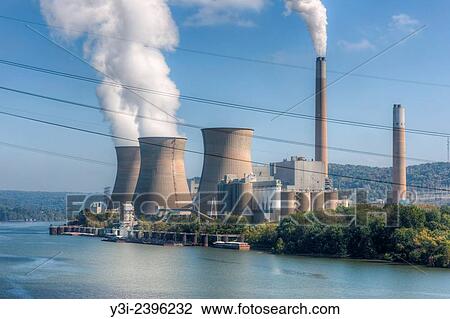 Stock Image - The Bruce Mansfield Power Station, a coal-fired power station operated by FirstEnergy on the Ohio River near Shippingport, PA.. Fotosearch