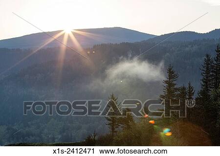 Stock Image - The Columbia River Gorge separates the states of Oregon and Washington, and is a national scenic recreation area that attacts visitors from all over the world.. Fotosearch