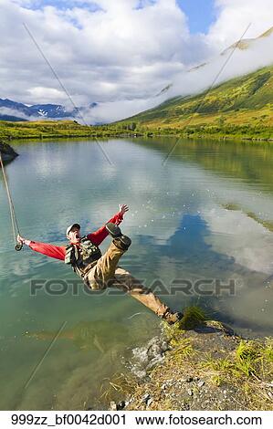 ユーモラスである 光景 の A 蚊ばり釣り師 落ちる に A 湖 で Flyrod まだ 中に 手 Kenai 半島 Southcentral アラスカ 夏 ストックイメージ 999zz Bf0042d001 Fotosearch