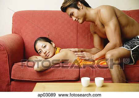 女 ソファー に あること 人 寄付 彼女 マッサージ 写真館 イメージ館 Ap030 Fotosearch