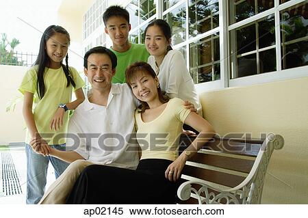 ３人の子供たちと一緒の家族 微笑 カメラにおいて ストックフォト 写真素材 Ap Fotosearch