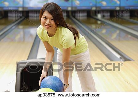 女 選択 ボーリング ボール 微笑 カメラにおいて 写真館 イメージ館 Ap Fotosearch