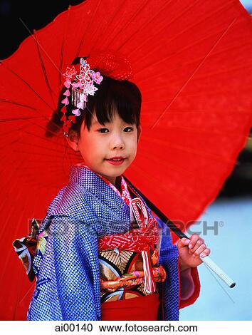 日本 七五三 祝祭 女の子 身に着けていること A 着物 傘を握ること ストックイメージ Ai Fotosearch