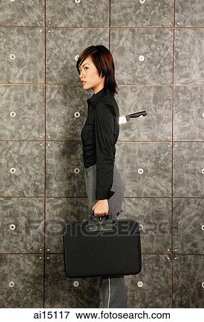 女性の経営者 届く ブリーフケース ナイフ 接着 の 彼女 背中 写真館 イメージ館 Ai Fotosearch