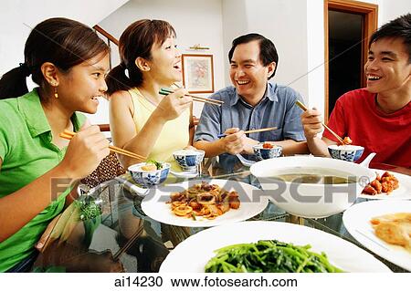 家族 食事を 家で ストックイメージ Ai Fotosearch 家族 食事を 家で ストックイメージ Ai Fotosearch