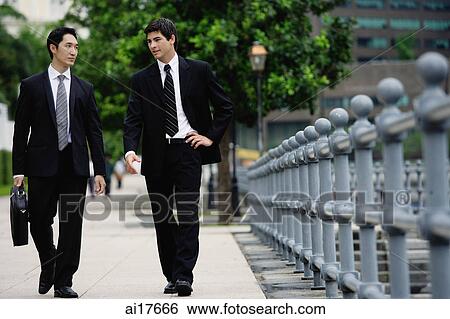 ２ ビジネスマン 並んで歩くこと 話し 画像コレクション Ai Fotosearch