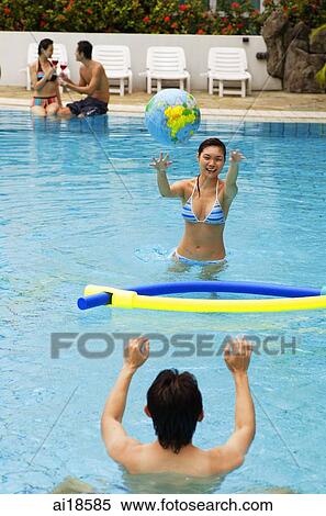 恋人 中に プール 女 投げる ボール において 人 背景 の 人々 ストックフォト 写真素材 Ai Fotosearch