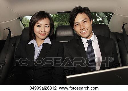 人 と 女性 身に着けていること ビジネススーツ 後ろに 席 の 自動車 ストックイメージ ai Fotosearch