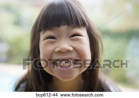 にっこり笑う 女の子 で 行方不明の歯 ピクチャー p612 44 Fotosearch