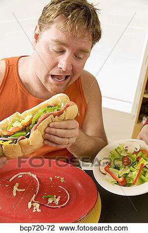 人 食べること A 大きい Hoagie サンドイッチ ストックイメージ p7 72 Fotosearch