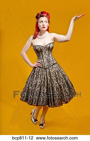 女 身に着けていること 肩ひもなしである イブニングドレス ストックイメージ p811 12 Fotosearch