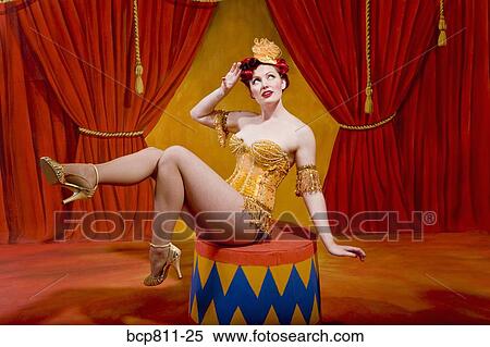 女 身に着けていること 肩ひもなしである サーカス 衣装 ストックフォト 写真素材 p811 25 Fotosearch