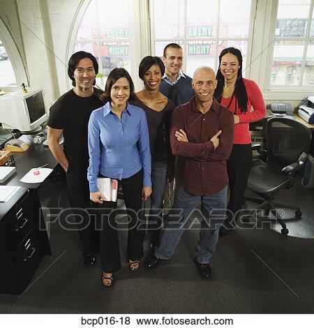 Stock Foto - zoskupit portrait, od, šesť, záležitosť, colleagues.. Fotosearch