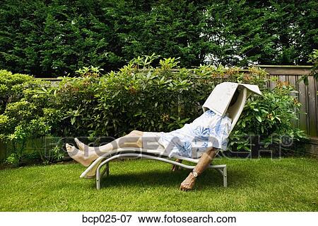 Standartinės nuotraukos - Man napping in his backyard. Fotosearch