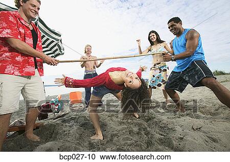 Banco de Imagem - pessoas, em, um, partido praia. Fotosearch