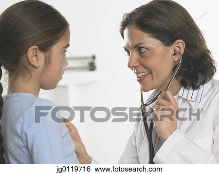 女性の医者 聞くこと へ 若い 女の子 心臓の鼓動 画像コレクション Jg Fotosearch
