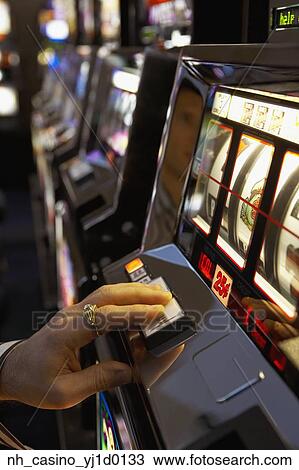 slot machine hitting spin button fast