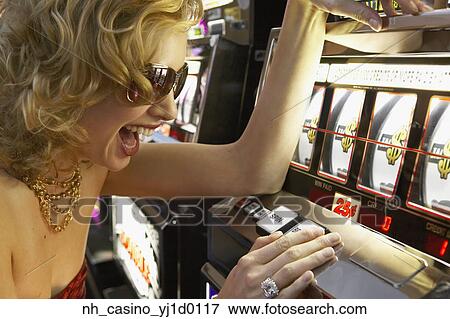 de woman wins big on slot machine