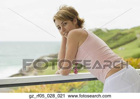 若い女性 手すり用材料に寄りかかる Florianopolis ブラジル ストックイメージ Gz Rf05 028 021 Fotosearch