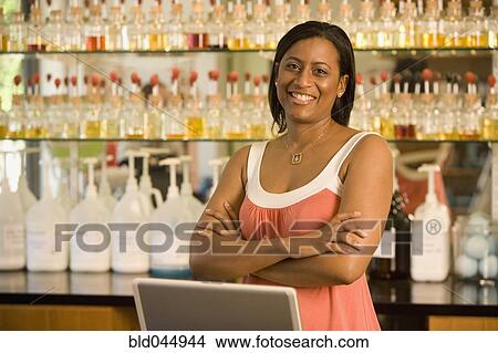 アフリカ系アメリカ人の女性 店員 において 香水 店 ピクチャー Bld Fotosearch