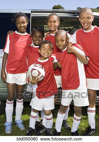 多民族 子供 中に サッカーユニフォーム ストックイメージ Bld Fotosearch
